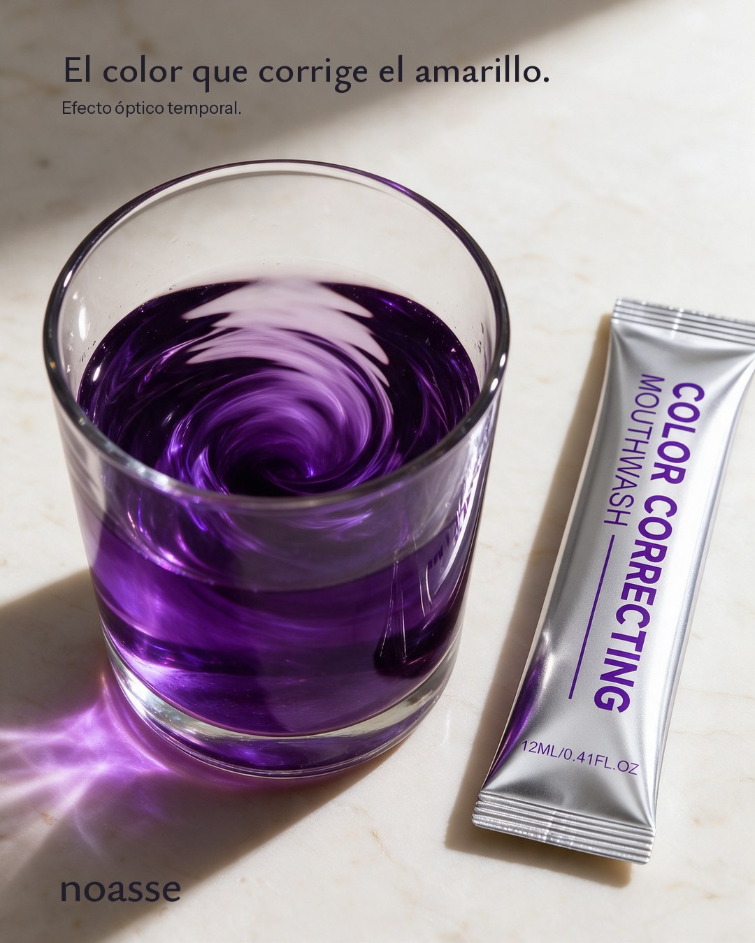 El líquido violeta en un vaso, junto a un sobre de 12 ml